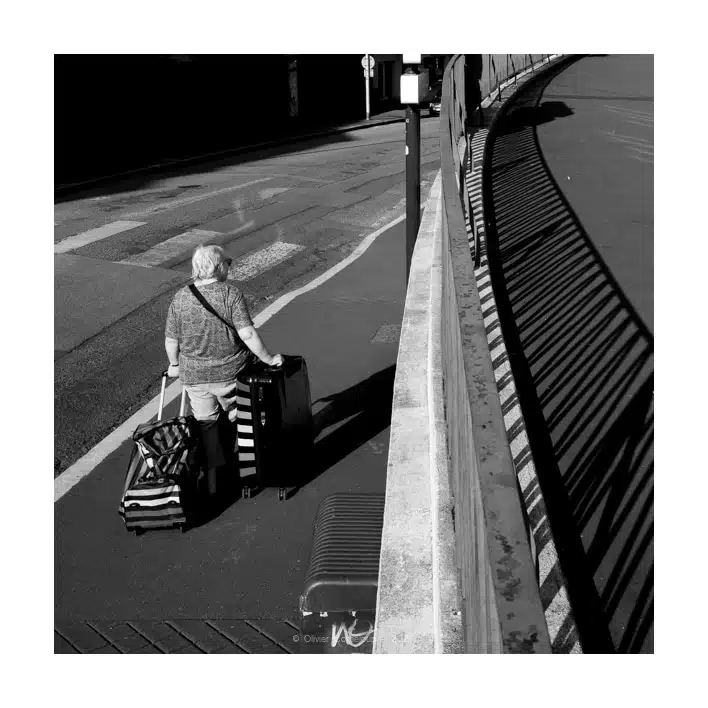 DSCF9585 Street photographie femme avec une valise rayée