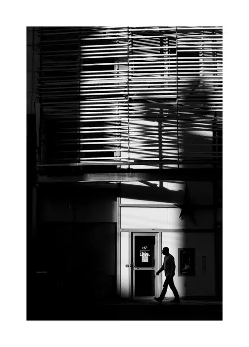 photo-limoges-banque tarneaud-DSCF2767 Photo Limoges silhouette devant banque Tarneaud