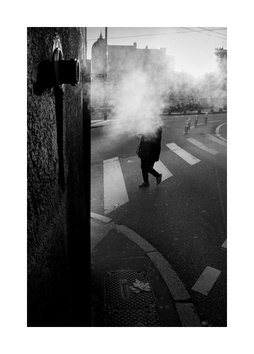 Street photography passant avec tête dans le brouillard
