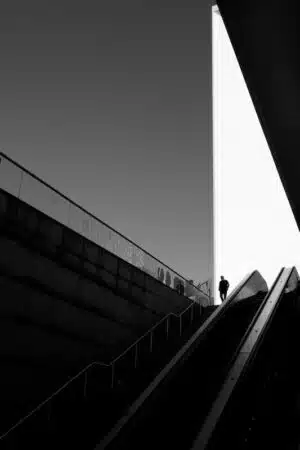Silhouette devant l'Arche de la Défense