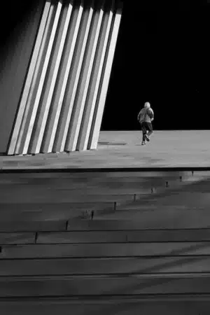 Homme qui monte les marches