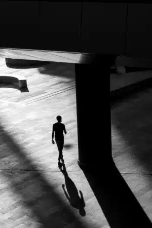 Passant dans la lumière milanaise